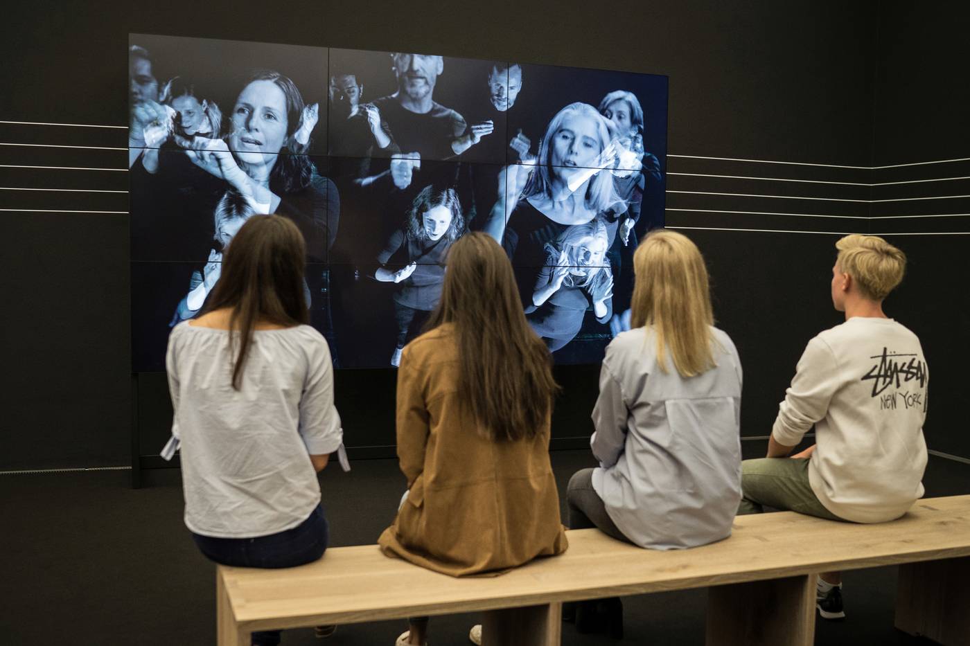 „Stille Nacht“ wird in der Ausstellung u.a. auch von einem Gebärdensprach-Chor dargestellt. © Anita Ledersberger