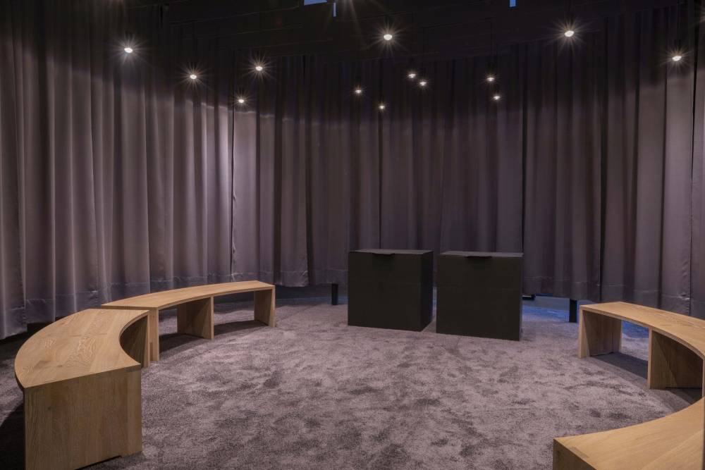 Den End- und Höhepunkt der Ausstellung bildet der „Silent Room“, der zum stillen Betrachten der beiden Autographen von Franz Xaver Gruber und Joseph Mohr in intensiver Atmosphäre einlädt.