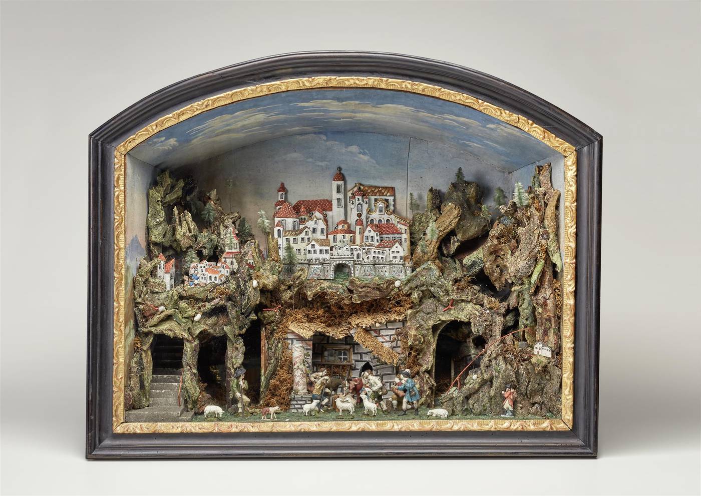 UNBEKANNT, Krippe (Kastengrippe), 18. Jh., Kasten: Holz, gefasst, verglast; Krippenberg: Tuch, gemauert, Figuren: geschnitzt, gefasst, Salzburg Museum, Inv.-Nr. K 711-49