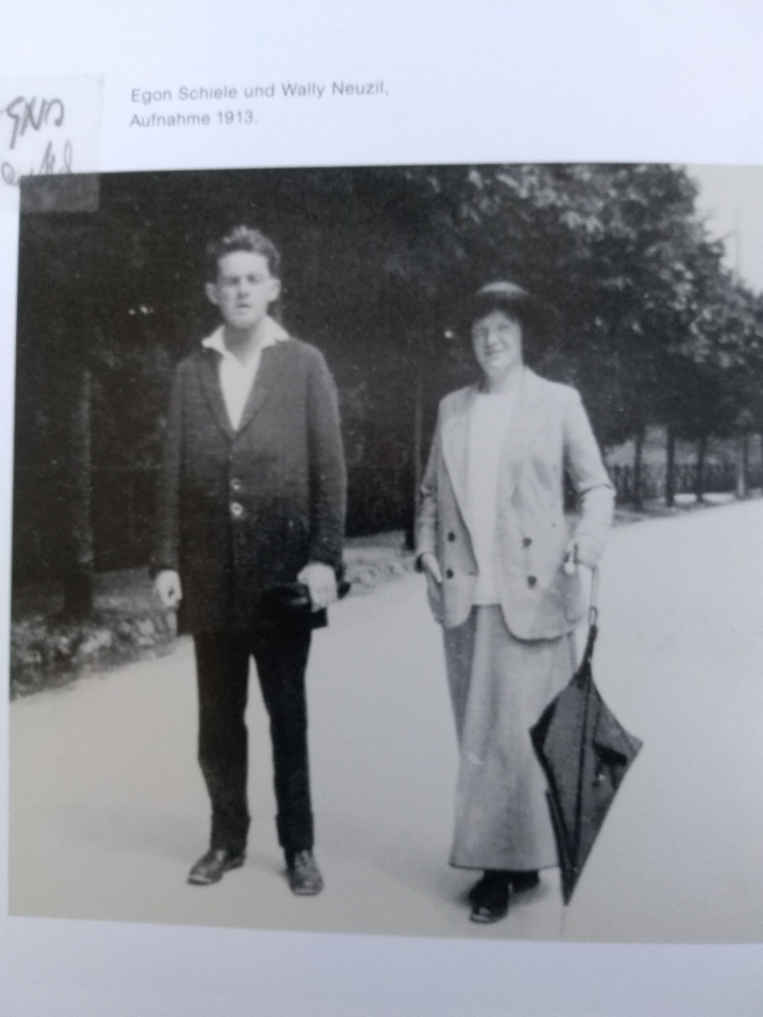 Schiele und Wally beim Spaziergang, 1913, Schwarz-Weiß Fotografie, © Wien Museum