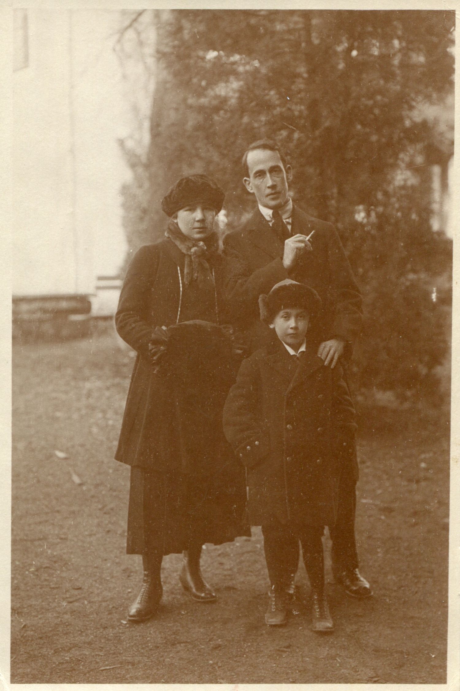 Anton Faistauer mit seiner 2. Frau Emilie Ehrenberger und Sohn Peter Paul, 1921, Schwarz-Weiß Fotografie, © Salzburg Museum