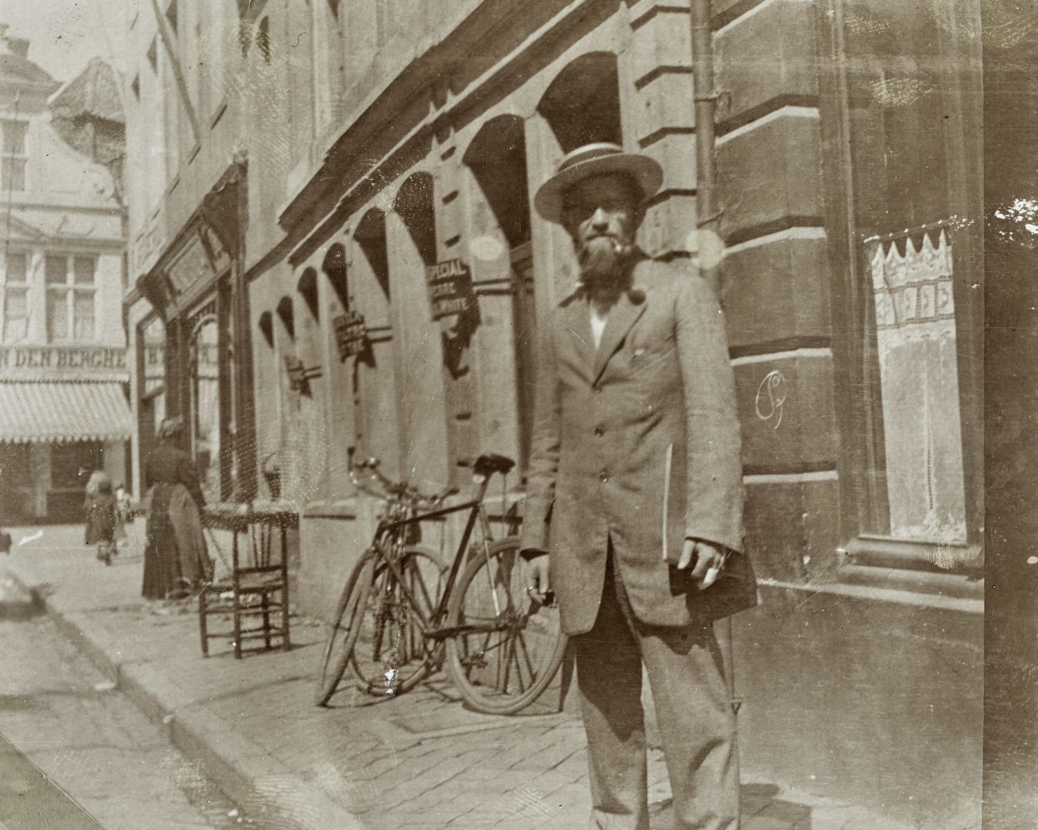 Der Künstler Felix Albrecht Harta in Brügge, 1910–1911, Fotografie, © Archiv der Salzburger Festspiele/Foto: Salzburg Museum