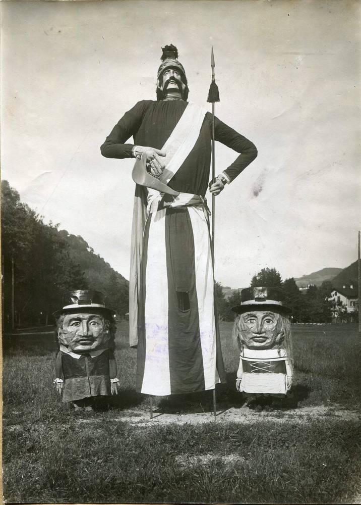 The Mauterndorf Samson with the Tamsweg dwarfs in Franz-Josef-Park in Salzburg on Nature Researchers’ Day, 22 September 1909, photo print on paper © Salzburg Museum