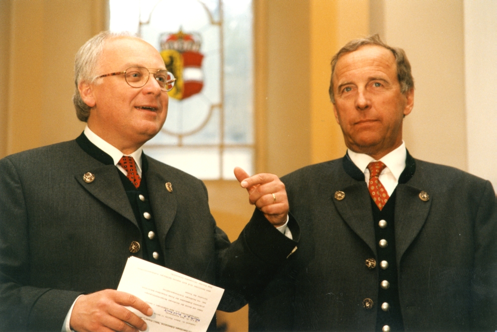 Wiederbelebung des Salzburger Landesanzuges durch LH Franz Schausberger und KR Alfons Schneider, 1997. 1997, Farbfoto, Inv.-Nr.: FO SBG 053, © Salzburger Landesarchiv/Neumayr