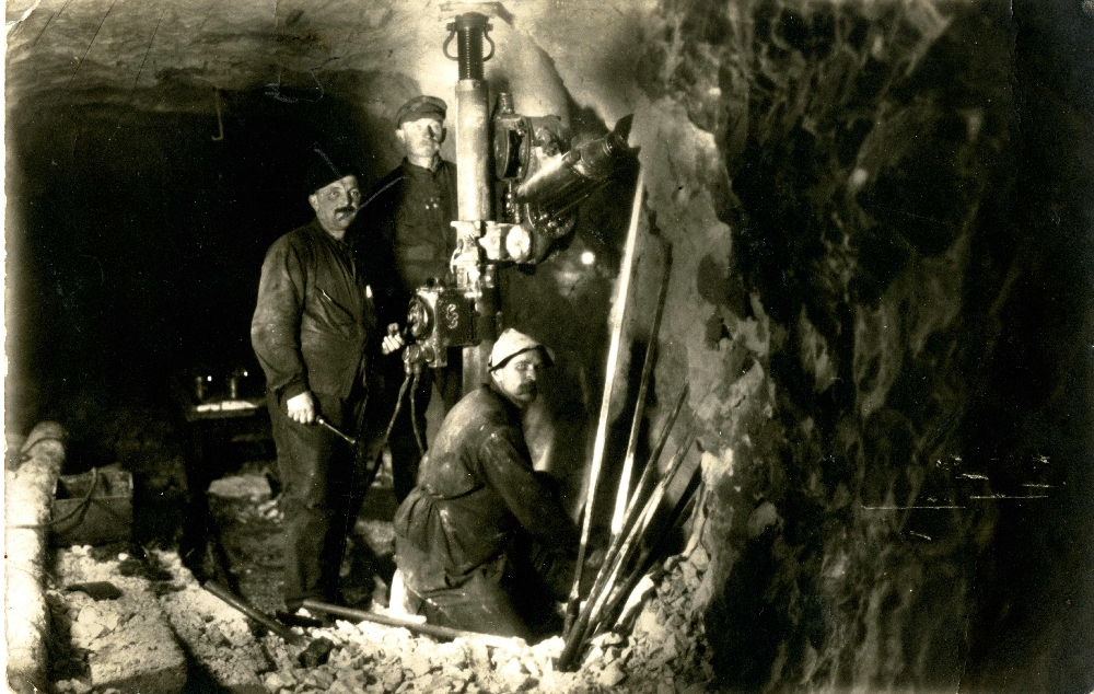 Bergarbeiter im Stollen, s-w Foto, Ende 19. Jh., Keltenmuseum Hallein