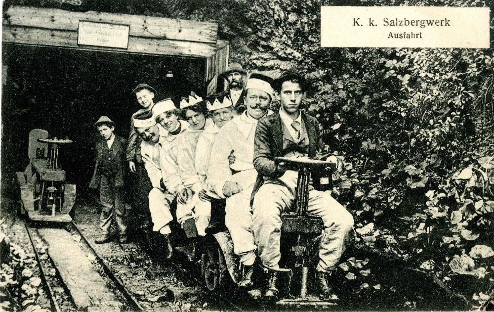 Ausfahrt mit Besuchern aus dem K. u. k. Salzbergwerk Dürrnberg, 1900, s-w Foto, Keltenmuseum Hallein