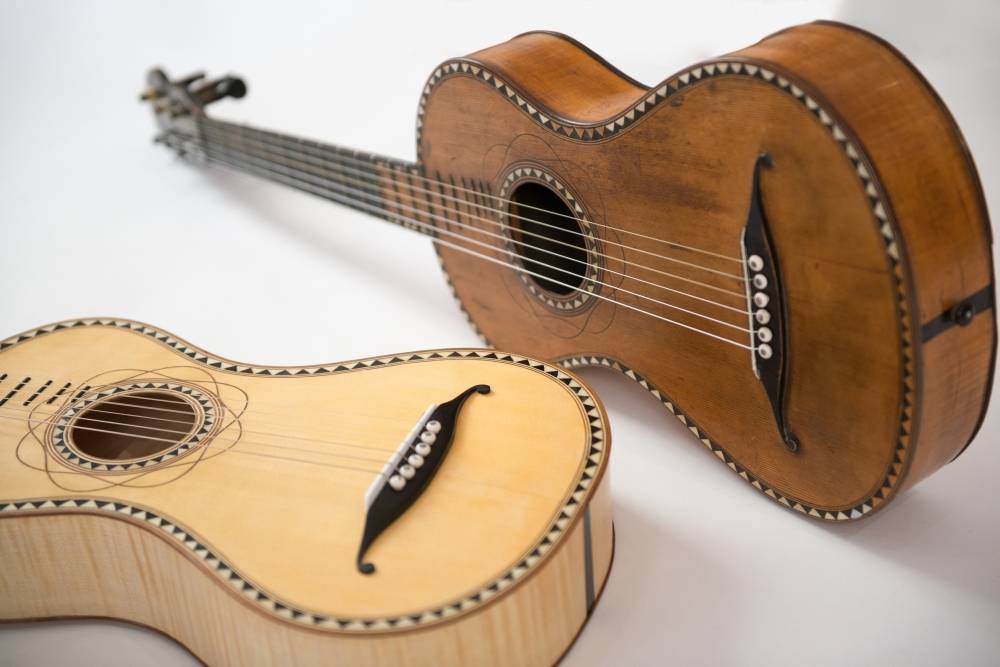 Original Mohr-Gitarre von 1818 und Nachbau von Michael Höflmayr 2016, © Stille Nacht Museum Hallein | Fotograf: Coen Kossmann