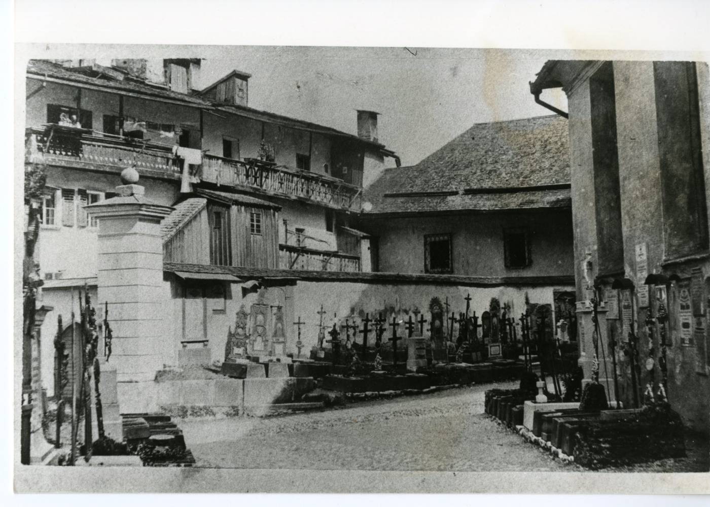 Friedhof um Stadtpfarrkirche Hallein, Fotografie, um 1890, © Stille Nacht Museum Hallein | Stille Nacht Archiv Hallein