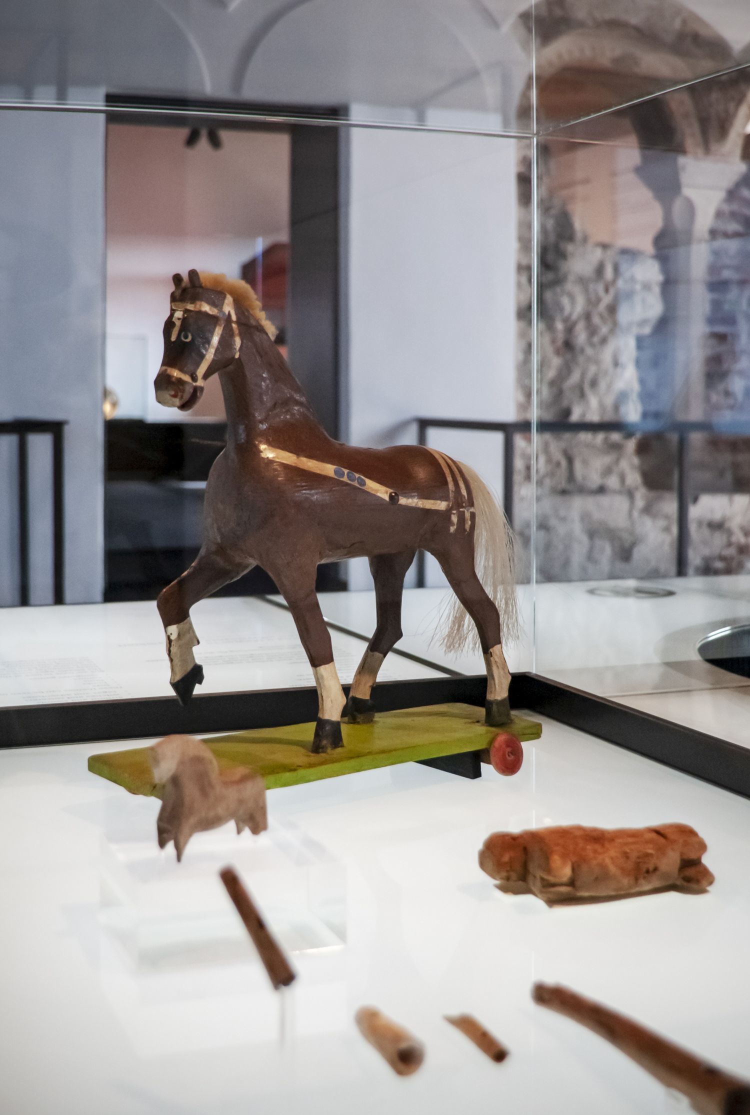 Ausstellungsansicht „Spielen und Spielzeug im Mittelalter“, © Salzburg Museum/Bianca Würger
