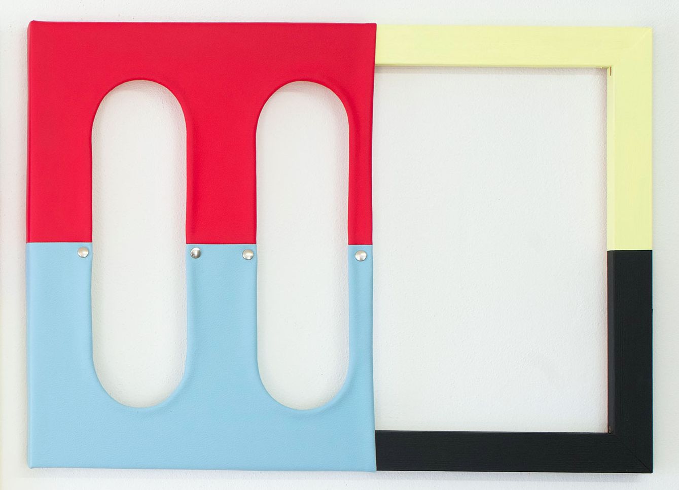 Fulterer Scherrer (Gabriele Fulterer / Christine Scherrer), ohne Titel (2 Objekte) aus der Serie: Studs #3, 2023, Acryl, Kunstleder, Nieten auf Holzkeilrahmen, 70 x 50 cm bzw. 50 x 70 cm, drehbar, InvNr 1065-2023 und InvNr 1066-2023
