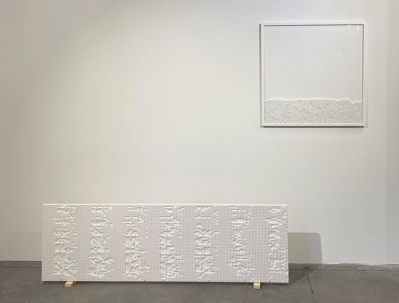 Arnold Reinthaler  (*1971), long time recording   Jahrestafel 2010 aus weißem Marmor, Stundenwürfel gerahmt, 184 x 57 x 3 cm und 80 x 80 cm, InvNr 1132-2023