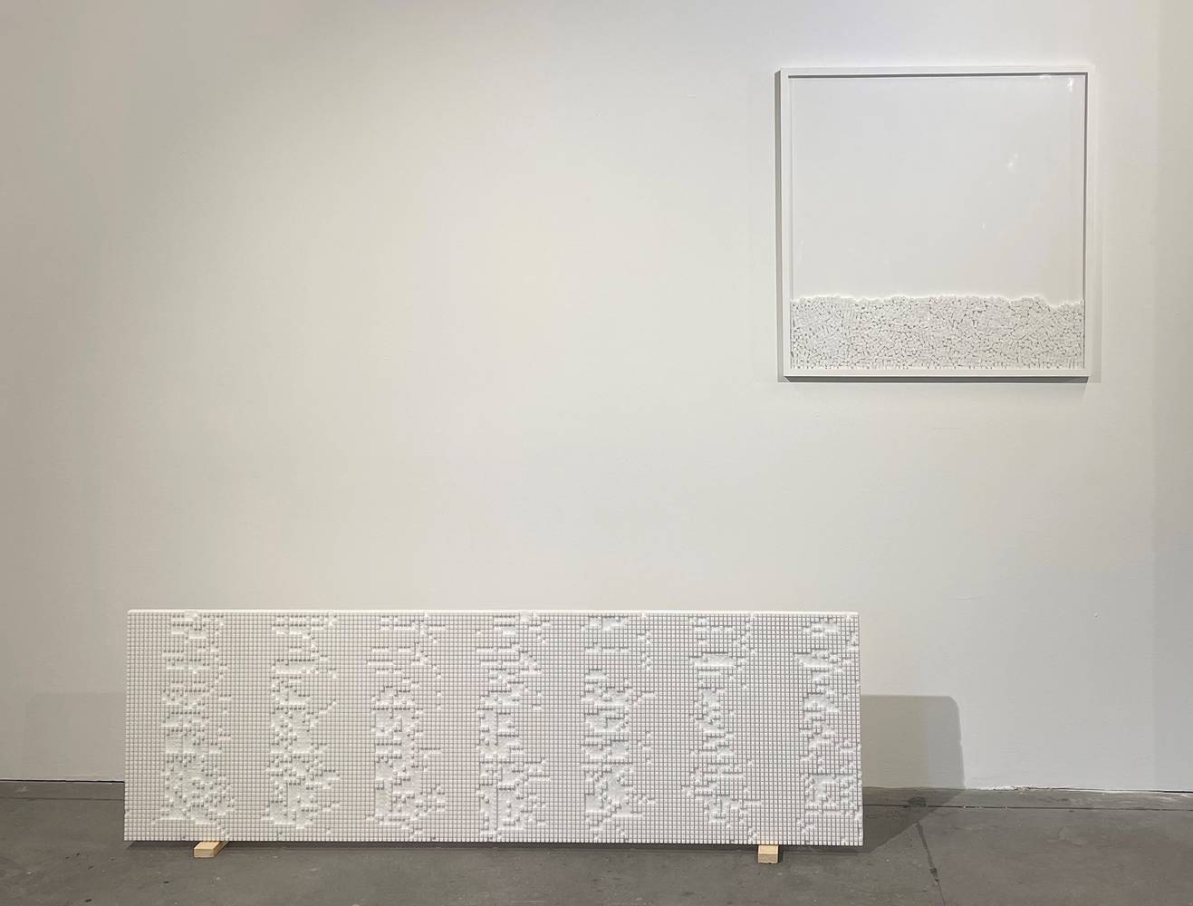 Arnold Reinthaler (*1971), long time recording Jahrestafel 2010 aus weißem Marmor, Stundenwürfel gerahmt, 184 x 57 x 3 cm und 80 x 80 cm, InvNr 1132-2023