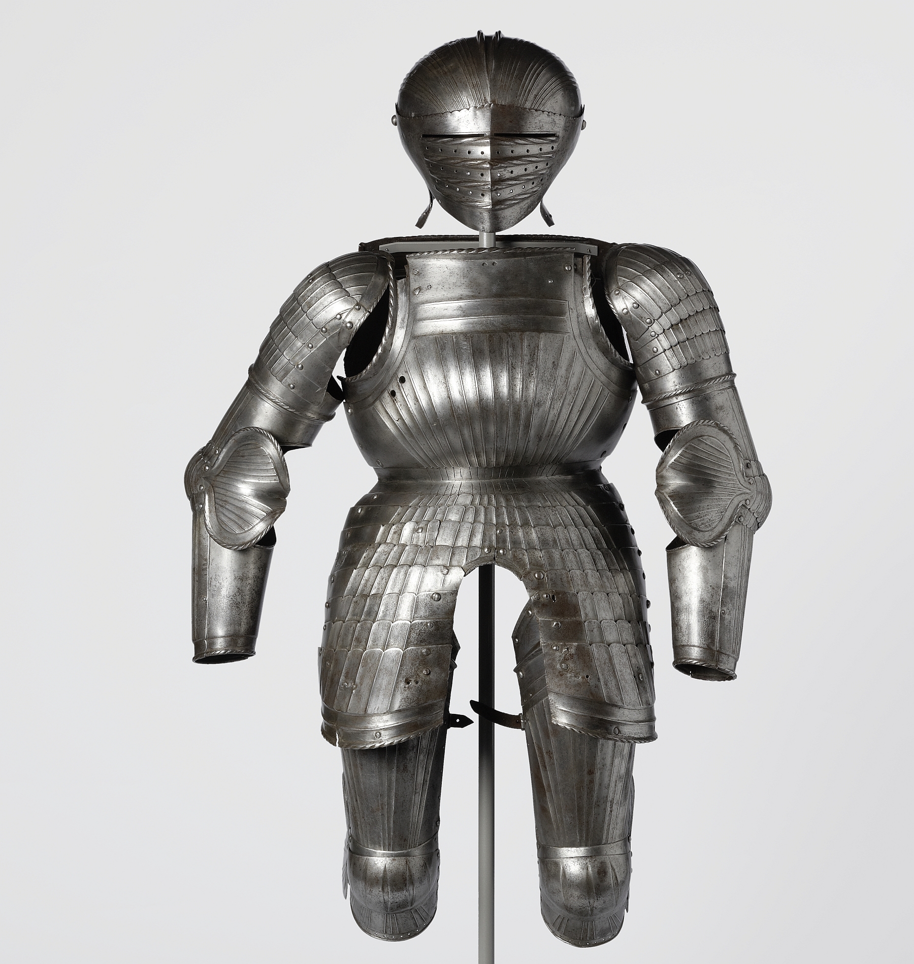 Battle armour: parts of polished, fluted “Maximilian-type” armour with visor helmet, 1st quarter 16th c., inv. no. WA 372