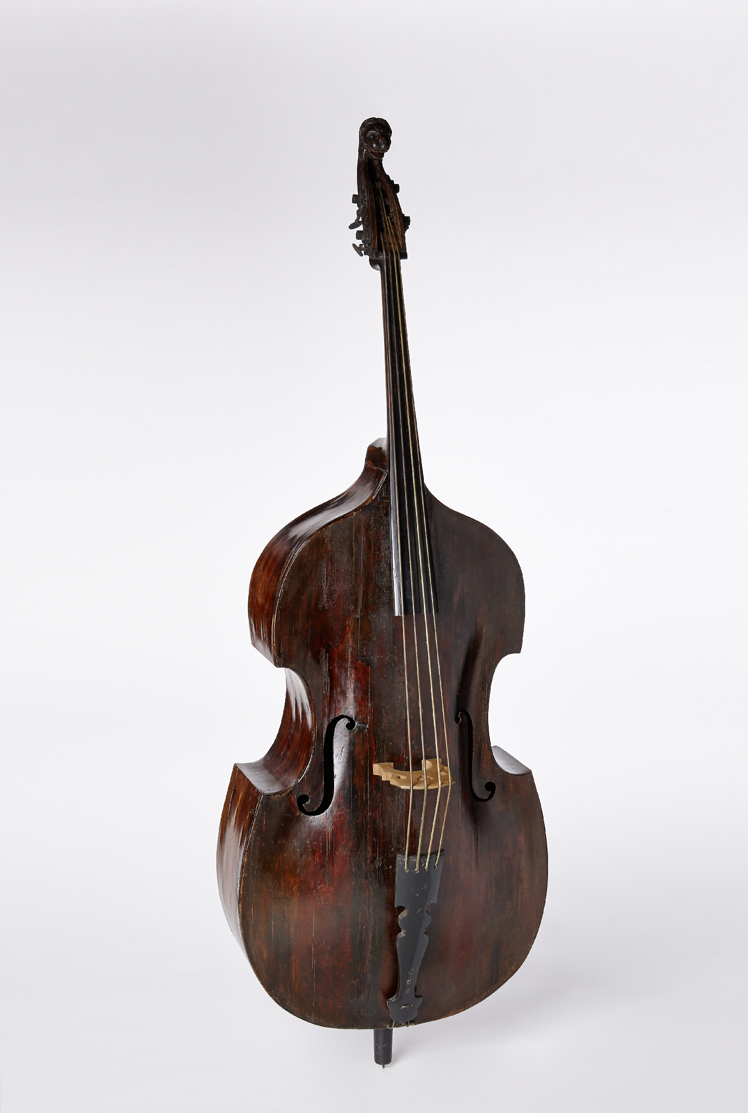 Double bass with the coat of arms of Prince Archbishop Franz Anton Prince of Harrach, Andreas Ferdinand Mayr, Salzburg, 1722, wood (maple, fir), metal, inv. no. MI 1084