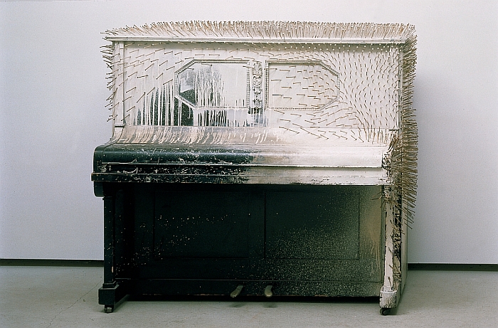Piano, Günther Uecker, 1964, Nägel, weiße Farbe auf schwarzem Klavier, Sammlung Würth, Künzelsau. Foto: Philipp Schönborn, München. Günther Uecker © Bildrecht, Wien 2015