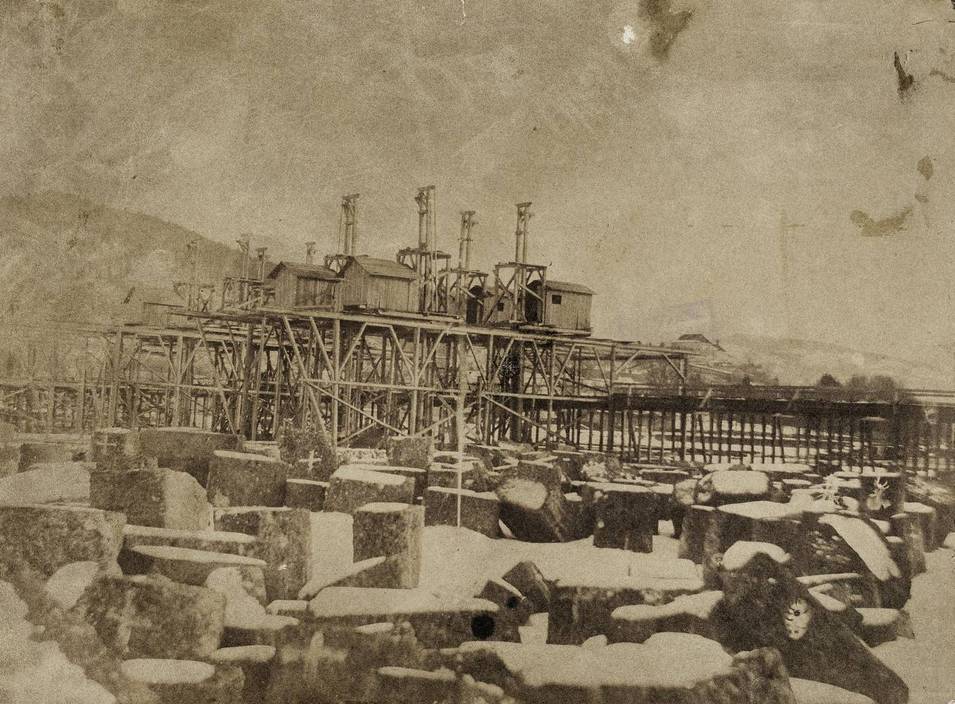 Fotograf*in unbekannt, Bau der Eisenbahnbrücke in Salzburg-Lehen im Winter 1857 auf 58, © Salzburg Museum