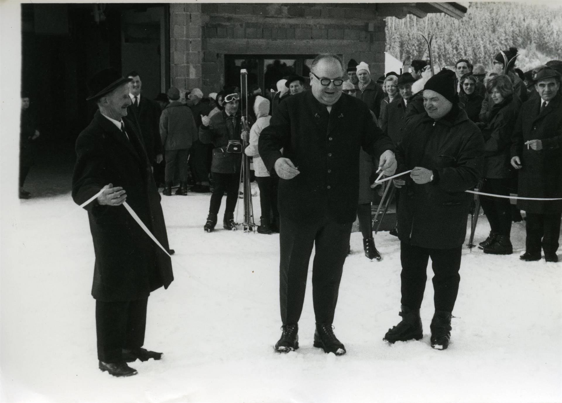 Foto LH Hans Lechner, SW Foto, Inv.-Nr.: FO SBG 033, Motiv: Hans Lechner bei einer Eröffnung im Winter (Durchschneiden des Bandes). Nicht bezeichnet, ohne Jahr. © Susanne Lechner