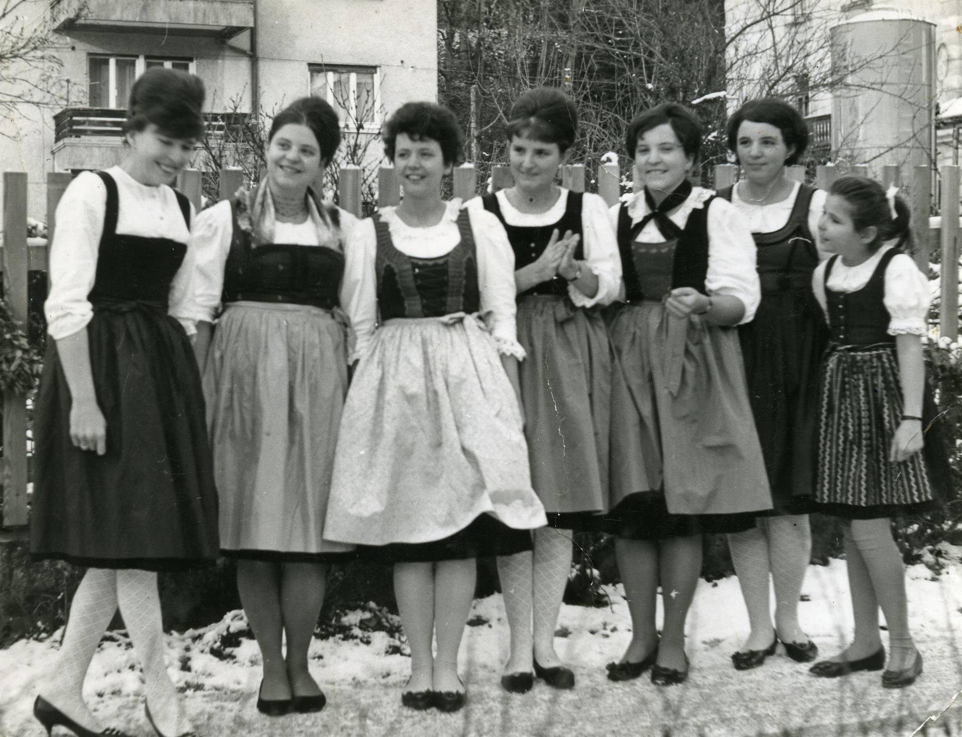 Foto LH Dr. Hans Lechner, Motiv: Die sieben Töchter von Hans Lechner, alle im Dirndlkleid der einzelnen Gaue. 1967. 1967, SW Foto, Inv.-Nr.: FO SBG 034, © Susanne Lechner