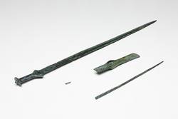 Beigaben einer Körperbestattung unter einem Grabhügel aus Grödig, Fundort: Grödig, Grab 1, Mittelbronzezeit, 1500–1300 v. Chr.