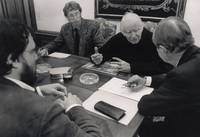 Der Initiator der Zukunftsbibliothek, Landeshauptmann Josef Haslauer im Gespräch mit Robert Jungk, JBZ-Fotoarchiv.