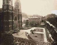 Mirabellplatz, Feldmesse für das k. u. k. Infanterie-Regiment "Erzherzog Rainer" Nr. 59, 7. August 1914, 1. Weltkrieg, Kirche St. Andrä, Pfarrhof, Allee, Karl H. Hintner (1862 – 1939), 1914, Papier, Fotoabzug SW, Salzburg Museum, , Inv.-Nr. F 8563