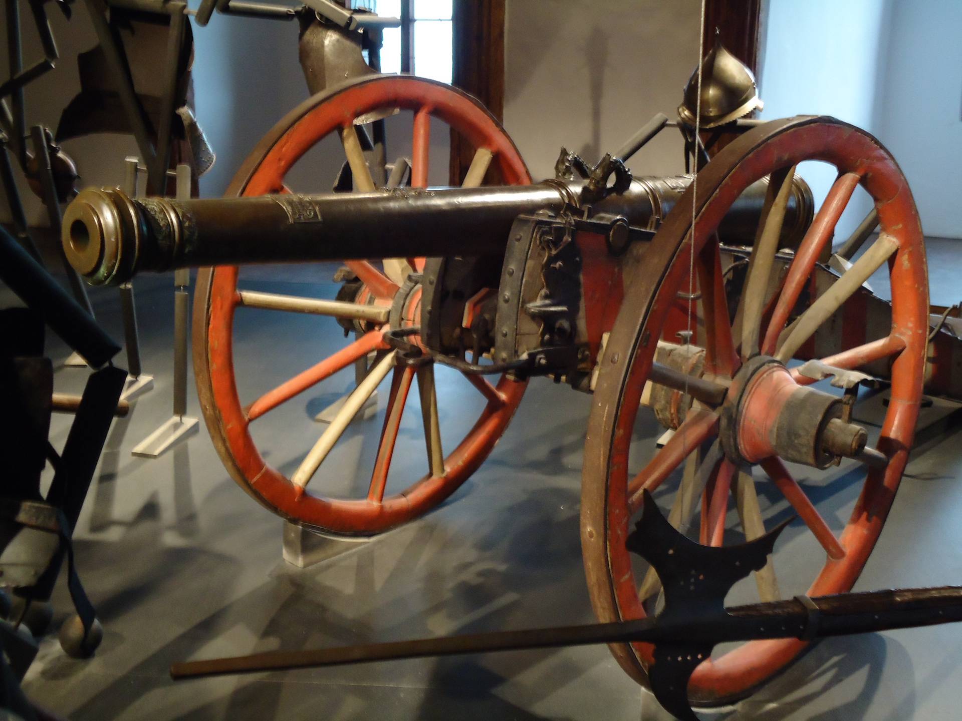 Culverin (cannon) “Löwe” (Lion) with coat of arms of Archbishop Johann Jakob von Khuel-Belasy, Hans Christoph Löffler, bronze, cast in Innsbruck or Salzburg, 1565, gun carriage from 1804, inv. no. WA 862