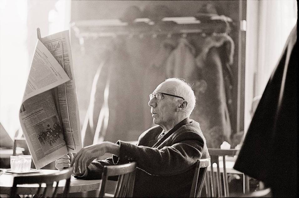 Johann Barth (1931–2009), Zeitungsleser im Café Bazar, 1970, Reproduktion von Fotografie, © Stadtarchiv Salzburg/Fotoarchiv JOBA