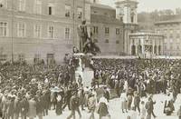 Hungerdemonstration vor dem Regierungsgebäude auf dem Mozartplatz, 19. September 1918, 1. Weltkrieg, Karl H. Hintner (1862 – 1939), 1918, Papier, Fotoabzug SW, Salzburg Museum, , Inv.-Nr. F 20622