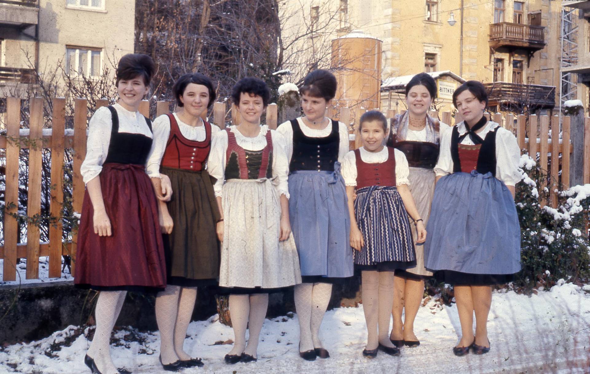 Foto LH Dr. Hans Lechner, 1967, Farbfoto, Inv.-Nr.: FO SBG 033, Motiv: Die sieben Töchter von Hans Lechner, alle im Dirndlkleid der einzelnen Gaue. 1967. © Susanne Lechner