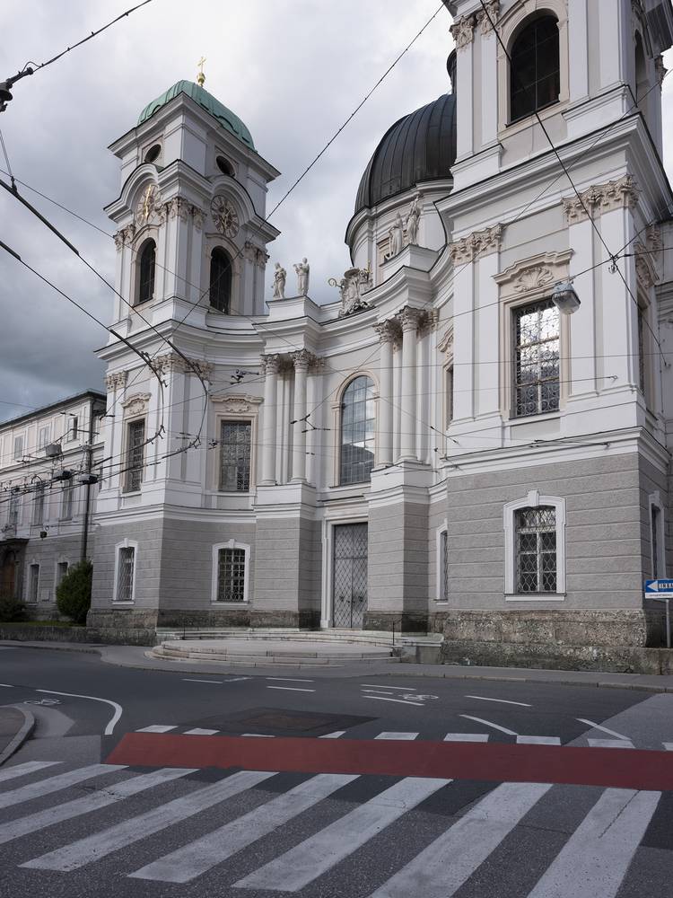 Werner Feiersinger, Foto aus der Serie Fischer von Erlach, untitled (Dreifaltigkeitskirche und Priesterseminar, Salzburg 1694-1702), 2022, Farbfotografie montiert auf Dibond, 90 x 67,5 Edition 1/5 + 1 A.P. , InvNr Foto 45909