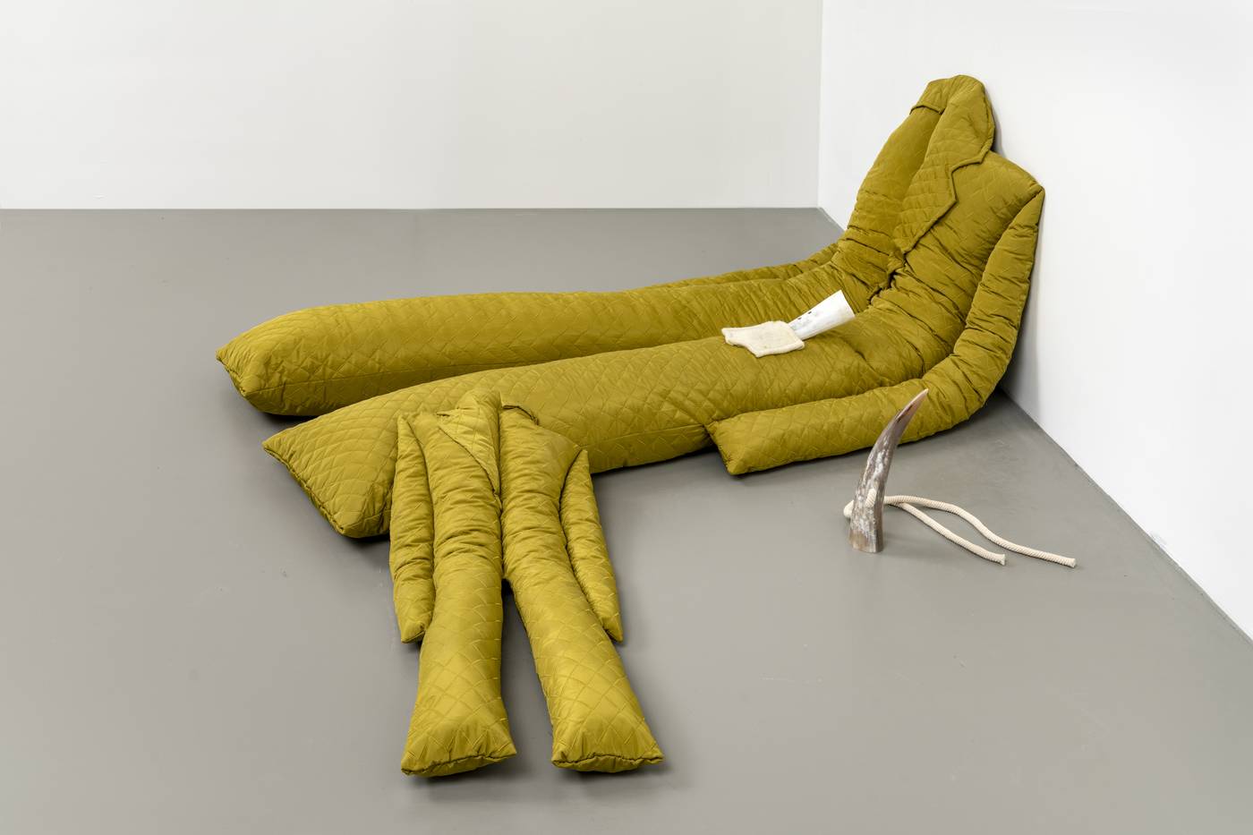 Tammy Langhinrichs, untiteld, 2022, 80x200x180 cm, Wolle, Sott, Fasergewebe, Leder, Horn, Nadeln, InvNr 1230-2024