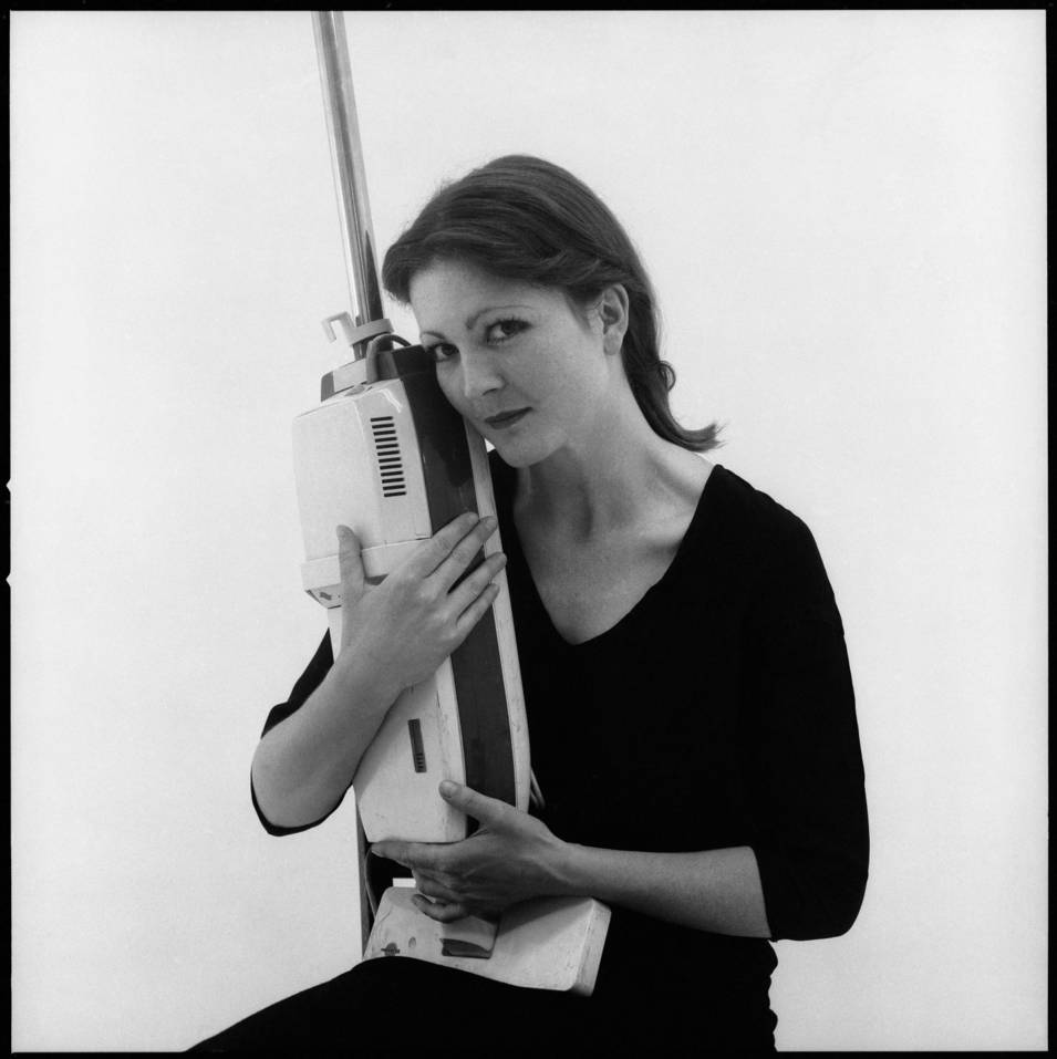 Ohne Titelangabe, Frau mit Staubsauger nach: Lukas Cranach „Mariahilf“, Passau, ca. 1537, 1976/2024, s/w Fotografie © VALIE EXPORT, Bildrecht Wien, 2024
