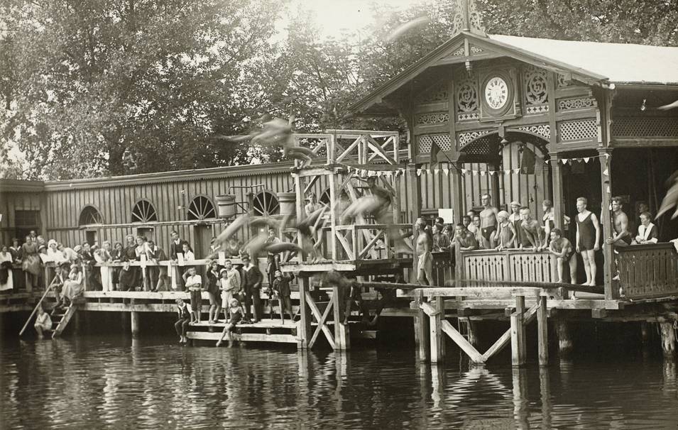 Karl H. Hintner (1862–1939), Schwimmfest Friesen im Bad am Leopoldskroner Weiher, 1922, Fotoabzug auf Papier, © Salzburg Museum