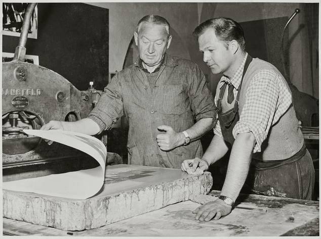 Max Peiffer Watenphul (1896–1976), Rudolf Hradil (1925–2007), Foto der beiden Künstler beim Lithographieren in der Grafikwerkstatt im Traklhaus Salzburg, s/w Fotografie © Privatbesitz